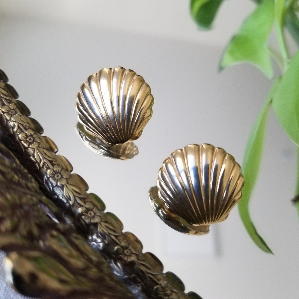 SOLD💫Vintage Gold Clamshell Earrings